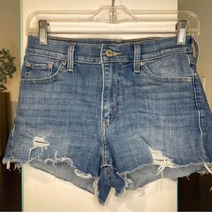 Size 2/26 Levis denim shorts